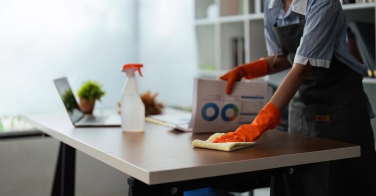 L’entretien de bureaux à La Rochelle : Un service essentiel pour un environnement sain et professionnel